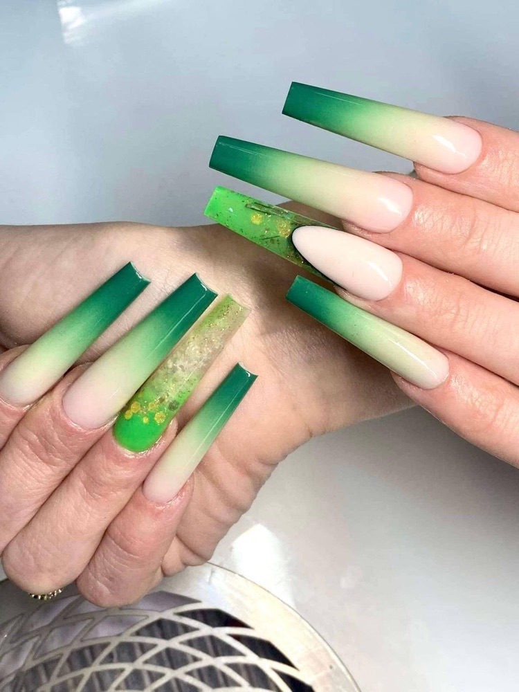 Ombré-Nägel in Grün mit Glitzer – LA Nails & Beauty Essen
