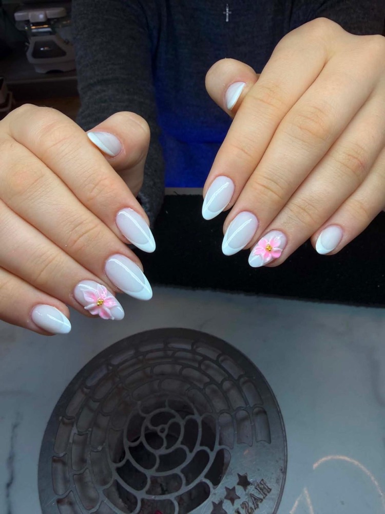 Nude-Nägel mit Blütenmotiv – LA Nails & Beauty Essen