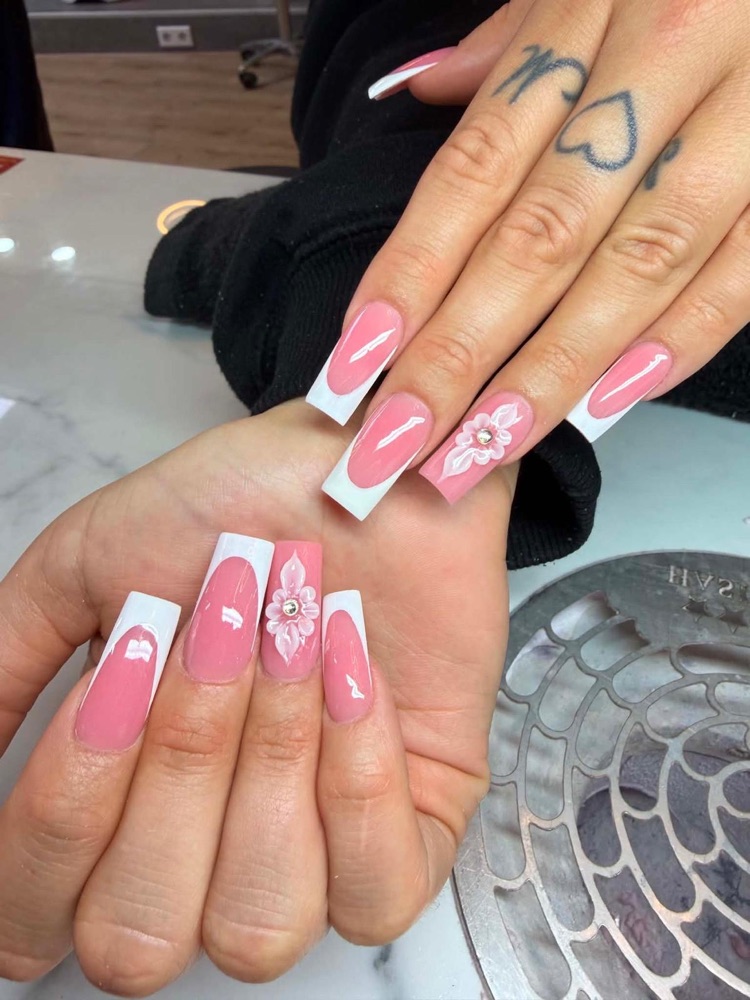 Rosa-weiße Nägel mit Blumendesign – LA Nails & Beauty Essen