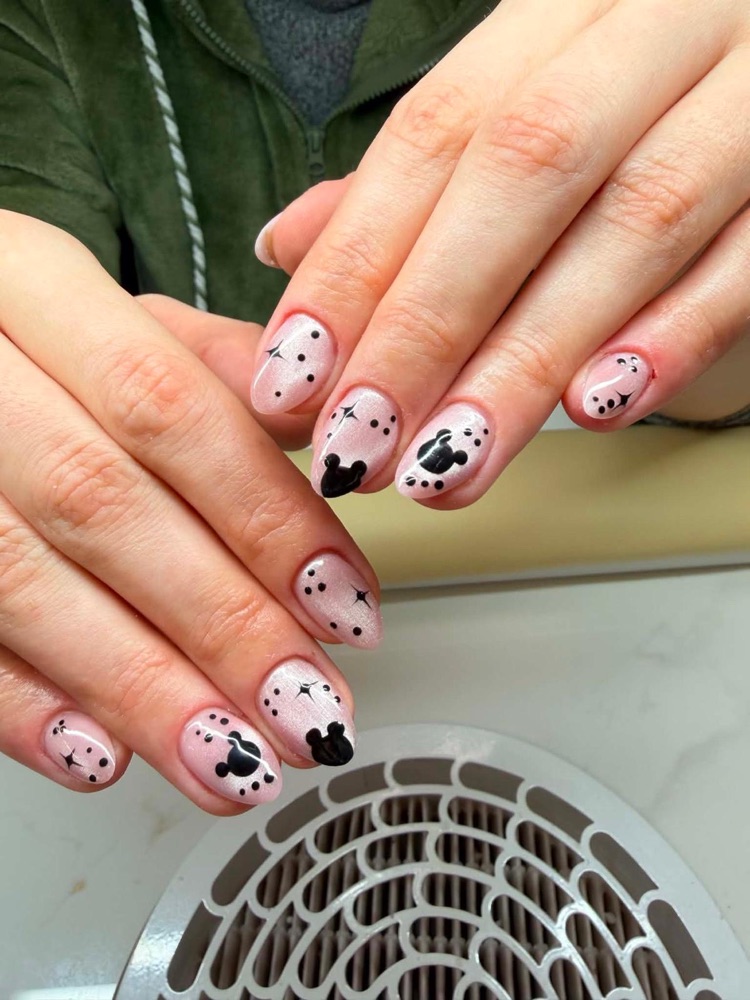 Nageldesign mit Cartoon-Motiv – LA Nails & Beauty Essen
