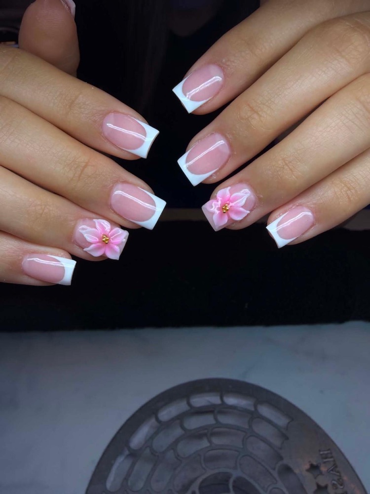 French Nails mit Kirschblüte – LA Nails & Beauty Essen