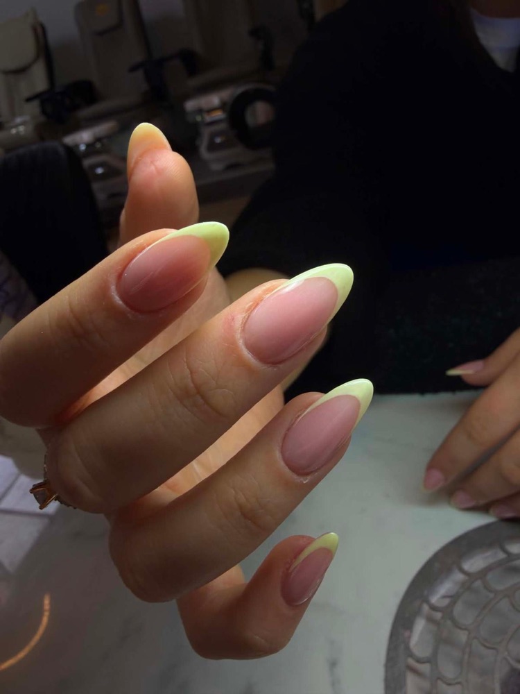 Neongelbe French Tips – LA Nails & Beauty Essen