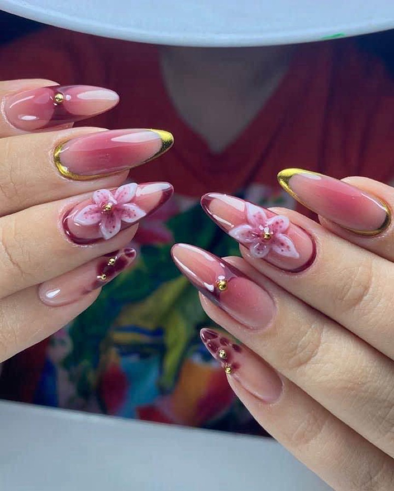 Rosa Nägel mit 3D-Blüten – LA Nails & Beauty Essen