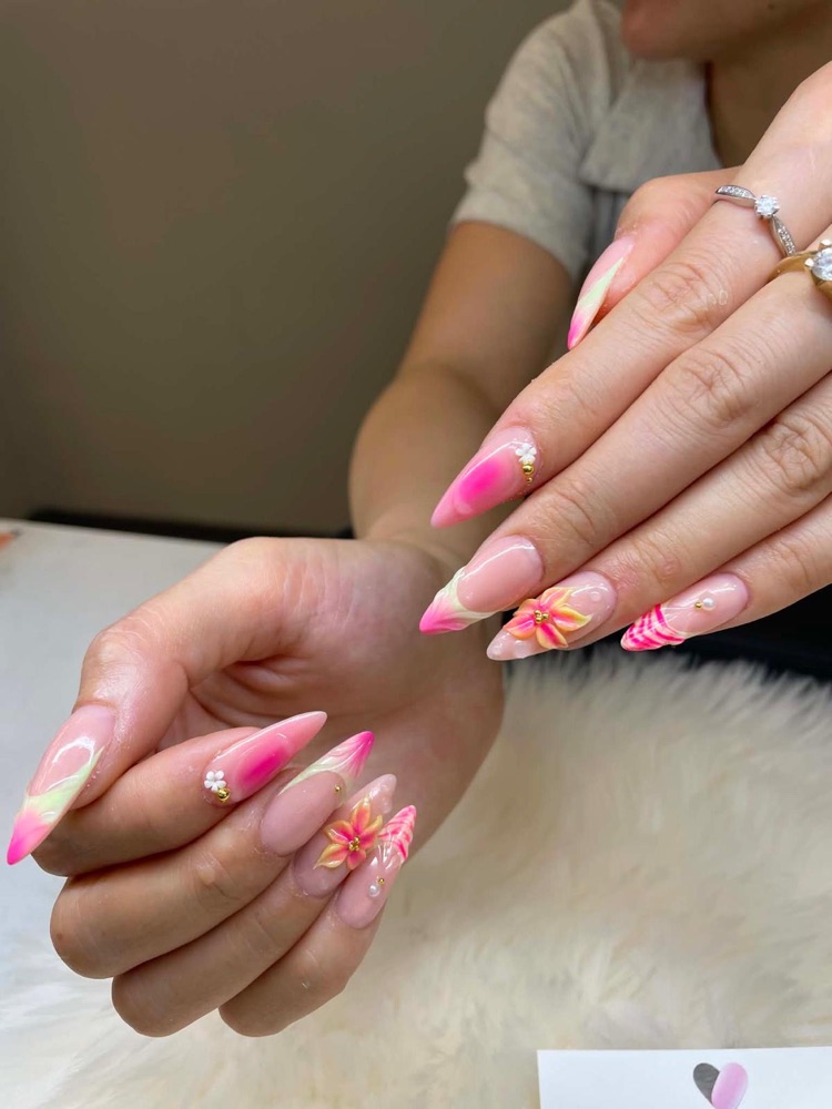 Pinke Stiletto-Nägel mit Blüte – LA Nails & Beauty Essen