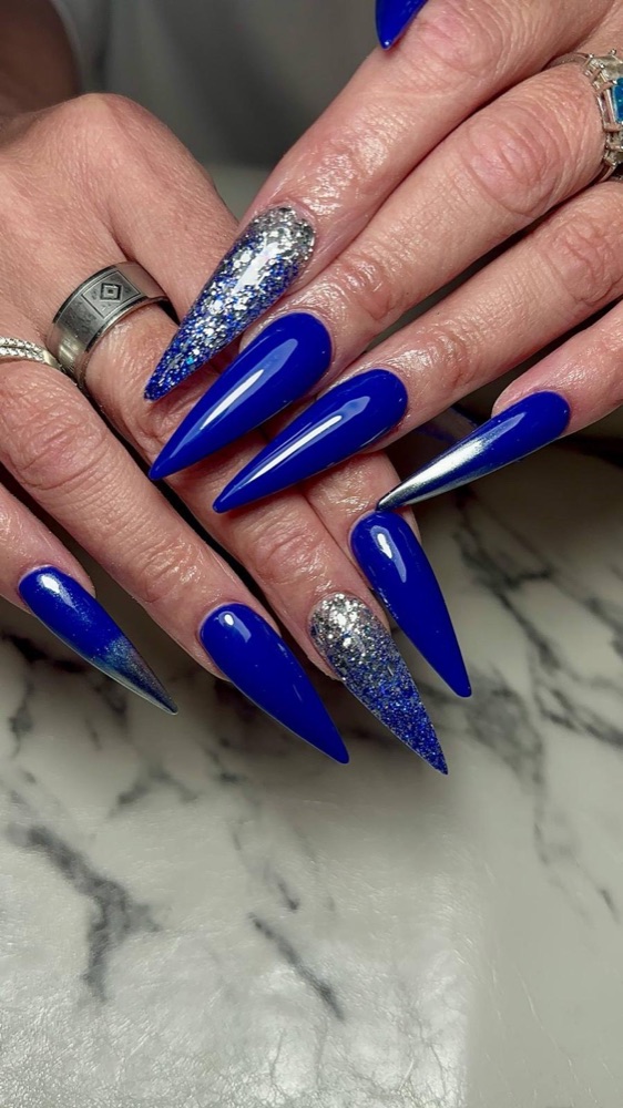 Dunkelblaue Nägel mit Glitzer von LA Nails & Beauty Essen