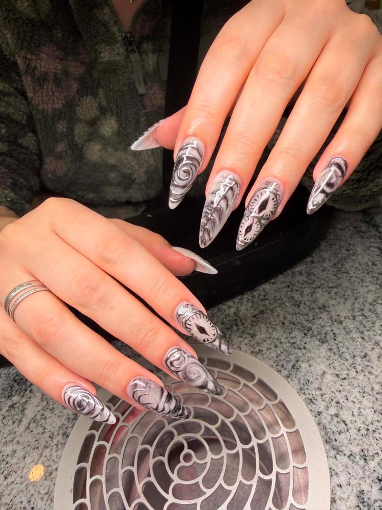 Silbernes Nailart-Design – LA Nails & Beauty Essen