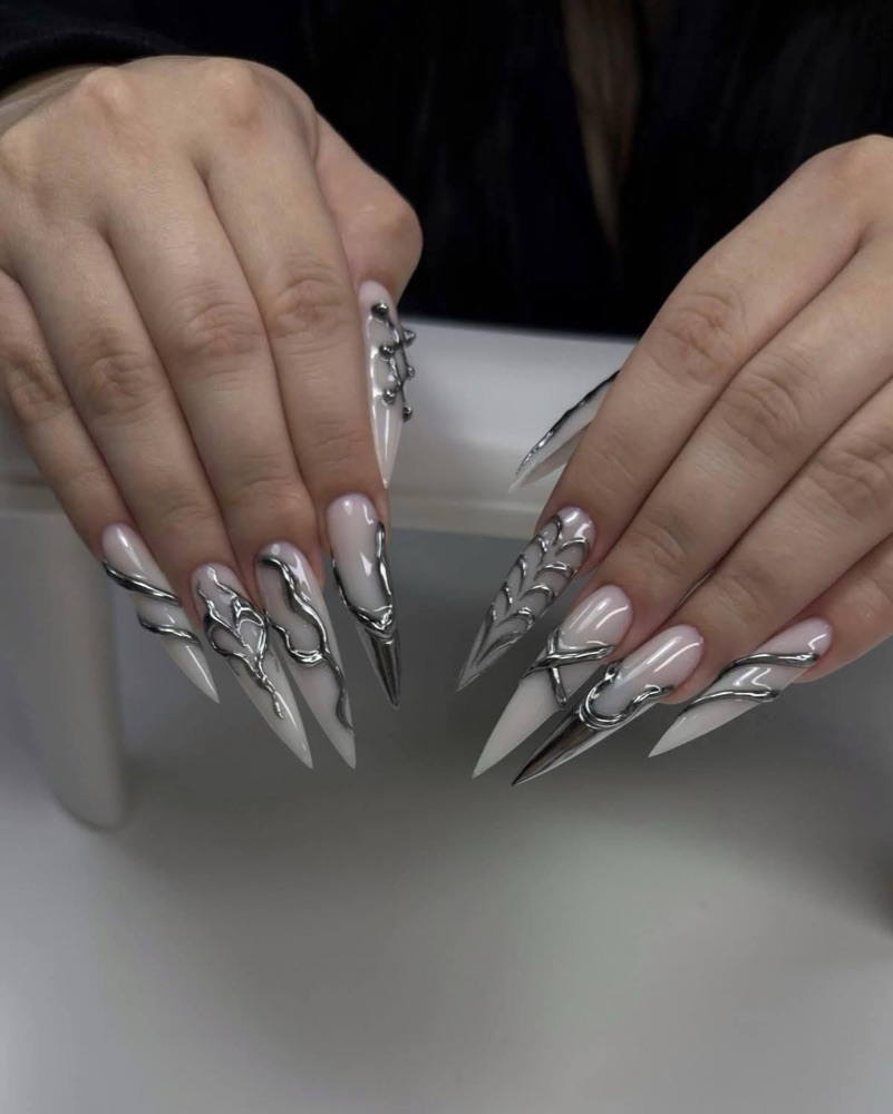 Silbernes Nailart-Design von LA Nails & Beauty Essen
