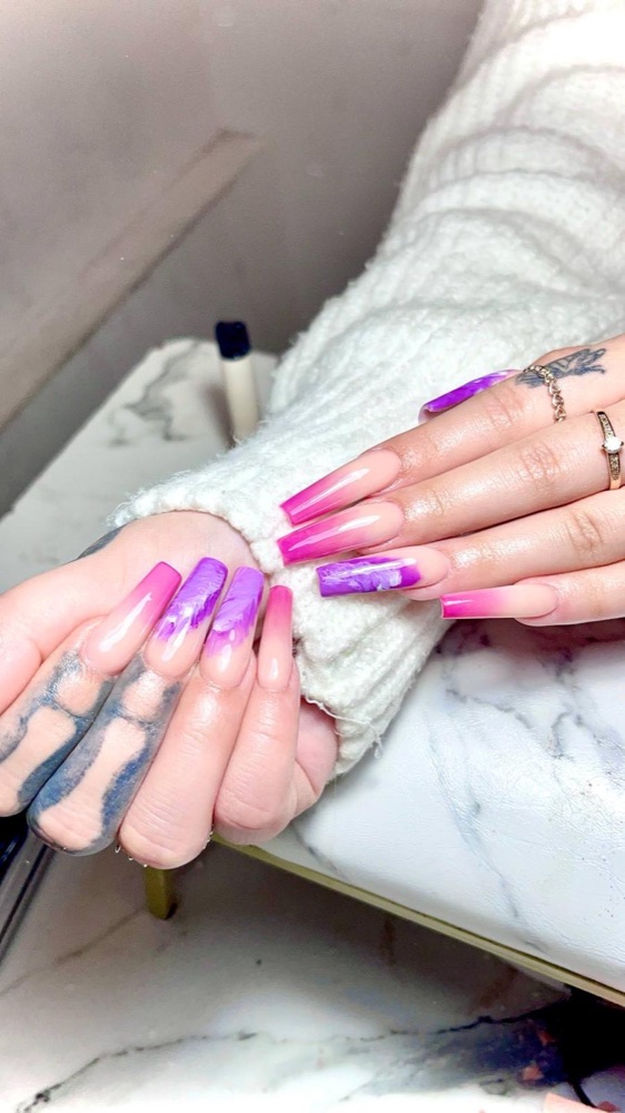 Pink-lila Ombré-Nägel – LA Nails & Beauty Essen